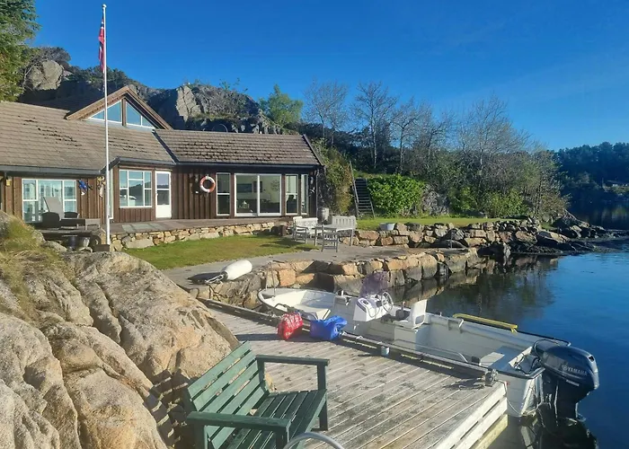 Seaside With Views Of Nordfjorden Semesterbostad